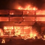 कंटेनर आणि प्रवासी बसला भीषण आग, चालकांसह 3 जणांचा होरपळून मृत्यू; 4 प्रवासी गंभीर जखमी