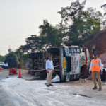 मुंबई-गोवा महामार्गावरील हळवल येथे ट्रक पलटी होवून अपघात, वाहतूक काही काळ विस्कळीत