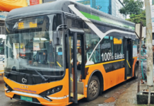 बसचा दरवाजा बंद केल्याने प्रवासी पडून जखमी