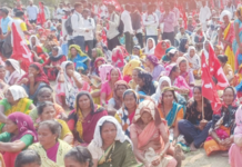पालघर-बोईसर रस्त्यावर हजारो आदिवासींचा ठिय्या, मागण्या मान्य न झाल्यास रेल रोकोचा इशारा