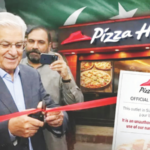 पाकिस्तानात बनावट पिझ्झा हटचे उद्घाटन, संरक्षणमंत्र्यांची सोशल मीडियावर खिल्ली