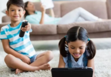 फोनचं आमिष दाखवून मुलांना गप्प करताय? मग हा आहे धोका