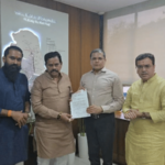 उमेदवारांना बिनविरोध घोषित करणाऱ्या निवडणूक अधिकाऱ्यांवर कारवाई करा! वृषाली पाटील, सत्वशीला शिंदेंविरोधात शिवसेना, मनसेची पालिकेवर धडक