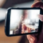 रूम पार्टनर मैत्रिणीचा कपडे बदलतानाचा व्हिडिओ मित्राला टाकला, मुलीसह मित्राविरुद्ध गुन्हा दाखल