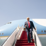 तांत्रिक बिघाडामुळे ‘एअर फोर्स वन’चे तातडीने लँडिंग; राष्ट्राध्यक्ष ट्रम्प दुसऱ्या विमानाने स्वित्झर्लंडकडे रवाना