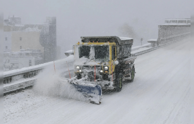 Massive Snowstorm Hits US 5,600 Flights Cancelled, Schools Shut in Northeast