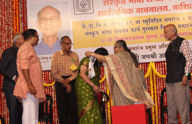 Sanskrit-is-the-Foundation-of-Culture_-Dhanashree-Didi-at-Nashik-Event-Swadhyay-pariwar (2)