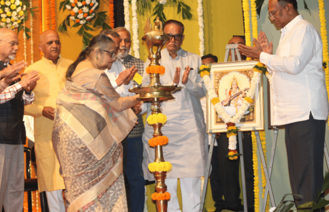 Sanskrit-is-the-Foundation-of-Culture_-Dhanashree-Didi-at-Nashik-Event-Swadhyay-pariwar (2)