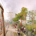 ट्रॅकच्या दोन्ही बाजूंनी वणवा भडकला, कर्जतकडे येणाऱ्या लोकलमधील प्रवाशांचा जीव सुदैवाने बचावला; मोटरमनची सतर्कता, अर्धा किलोमीटर लोकल मागे नेली