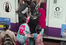 लोकलमध्ये केस ओढत महिलांची तरुणीला मारहाण; जबरदस्तीने खाली ढकलले