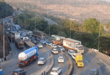 मुंबई-पुणे द्रुतगती मार्गावर वाहतूक मंदावली, बोरघाटाजवळ गाडी बंद पडल्याने वाहतुकीवर परिणाम