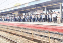 चेंगराचेंगरीवर उपाय; पण लोक ऐकेनात, नालासोपाऱ्यात लोकलमध्ये रांगेतून प्रवेश