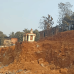 माभळे येथील घरे बनली धोकादायक, संरक्षण भिंत नसल्याने नागरिक चिंतेत