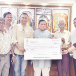स्थानीय लोकाधिकार समितीचे महेंद्र प्रभू यांच्याकडून ‘परळची देवी’ मंडळाला शैक्षणिक कार्यासाठी एक लाख रुपयांचा धनादेश