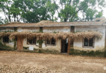 अधिकारी, कर्मचाऱ्यांचा जीव मुठीत धरून मुक्काम; टाकीपठार आरोग्य केंद्रातील कर्मचाऱ्यांचे निवासस्थान बनले भूतबंगला