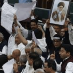 जम्मू-कश्मीर विधानसभेत प्रचंड गदारोळ; इराणच्या अली खामेनी यांच्या हत्येवरून नॅशनल कॉन्फरन्सच्या आमदारांचे आंदोलन