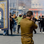 कश्मिरमध्ये खामेनींच्या हत्येविरोधात हिंसक निदर्शने सुरू, पोलिसांनी अश्रूधुराच्या नळकांड्या फोडल्या