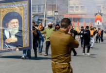 कश्मिरमध्ये खामेनींच्या हत्येविरोधात हिंसक निदर्शने सुरू, पोलिसांनी अश्रूधुराच्या नळकांड्या फोडल्या