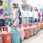 महिन्याला आता एकच सिलिंडर! सीएनजीचीही टंचाई, पंपांवर वाहनांच्या रांगा