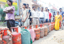 महिन्याला आता एकच सिलिंडर! सीएनजीचीही टंचाई, पंपांवर वाहनांच्या रांगा