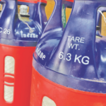 लोखंडी सिलिंडर देऊन प्लॅस्टिकचा घेण्याची सक्ती; गॅस संपला… बुकिंग होईना… सिलिंडर मिळेना LPG Gas Shortage in Ahilyanagar Agencies Forcing 10kg Plastic Cylinders