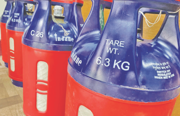 LPG Gas Shortage in Ahilyanagar Agencies Forcing 10kg Plastic Cylinders