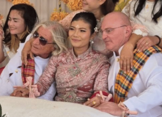 Photo – 37 वर्षीय महिलेने एकाच वेळी केले दोन ऑस्ट्रेलियन पुरुषांशी लग्न, दोघांनाही दिला 10 लाखांचा हुंडा