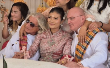 Photo – 37 वर्षीय महिलेने एकाच वेळी केले दोन ऑस्ट्रेलियन पुरुषांशी लग्न, दोघांनाही दिला 10 लाखांचा हुंडा