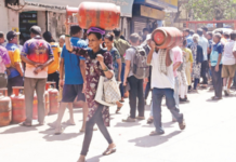 देवाभाऊ म्हणतात, सगळं काही सुरळीत चाललंय… हे बघा, लोकांचे हाल आणि फरफट; मुंबईत एलपीजी गॅसटंचाईची आणीबाणी, सिलिंडरसाठी गर्दी, गोंधळ, हमरीतुमरी