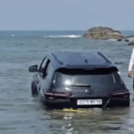 फॉर्च्युनर धुण्यासाठी समुद्रकिनाऱ्यावर नेली, मग जे घडलं ते पाहून नेटकरीही संतापले! व्हिडिओ सोशल मीडियावर व्हायरल