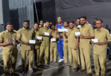 हार्दिक पंड्याने शब्द पाळला… IPL 2026 आधी वानखेडेवरील ग्राऊंड स्टाफला वाटले 10-10 लाखांचे चेक, कारण काय?