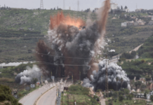 Israel Iran War – अमेरिका आणि इस्रायलचा इराणवर हल्ला; होर्मुझच्या सामुद्रधुनीजवळ पाच ठार, चार जण जखमी