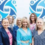 आयर्लंडच्या ‘ग्रेस्टोन्स’ शहरात ‘नो स्मार्टफोन’ची मोहीम, मुलांचे बालपण टिकवण्यासाठी 22 हजार लोक एकत्र, पह्नऐवजी मुलांसाठी ‘युथ कॅफे’