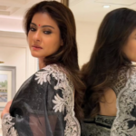 Photo – ब्लॅक ऑर्गेन्झा साडीत काजलच्या घायाळ करणाऱ्या अदा