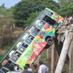 कर्नाटकात खासगी बस पुलावरून कोसळली, 10 हून अधिक प्रवासी गंभीर जखमी