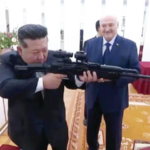 किम जोंग यांना बेलारुस राष्ट्रपतींकडून रायफल भेट