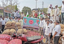 सोलापुरात शेतकऱ्यांनी कांदा लिलाव बंद पाडले