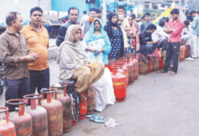 गुजरातमध्ये गॅसचा तुटवडा, कारखाने बंद झाल्याने खायचे वांदे; सुरतहून हजारो मजूर घराकडे निघाले!