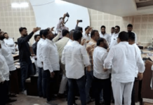 Ahilyanagar news – महानगरपालिकेत अभूतपूर्व गोंधळ, शिवद्रोही श्रीपाद छिंदमला सभागृहातून पिटाळून लावले