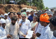 सिंधुदुर्गात तळपत्या उन्हातही रस्त्यावर ठिय्या; आंबा, काजू बागायतदार नुकसान भरपाईसाठी आक्रमक