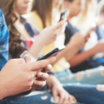 विद्यार्थ्यांसाठी फक्त एक तासाचा स्क्रीन टाईम! कर्नाटक सरकारकडून धोरणाचा मसुदा जारी; रात्री 7 नंतर इंटरनेट बंदची शिफारस