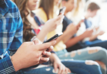 विद्यार्थ्यांसाठी फक्त एक तासाचा स्क्रीन टाईम! कर्नाटक सरकारकडून धोरणाचा मसुदा जारी; रात्री 7 नंतर इंटरनेट बंदची शिफारस