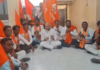 Hingoli – शिवसेनेचे महावितरण कार्यालयात टाळ वाजवत बोंबाबोंब आंदोलन shivsena ubt protest at hingoli mahavitaran office for farmers dp demand
