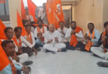 Hingoli – शिवसेनेचे महावितरण कार्यालयात टाळ वाजवत बोंबाबोंब आंदोलन shivsena ubt protest at hingoli mahavitaran office for farmers dp demand