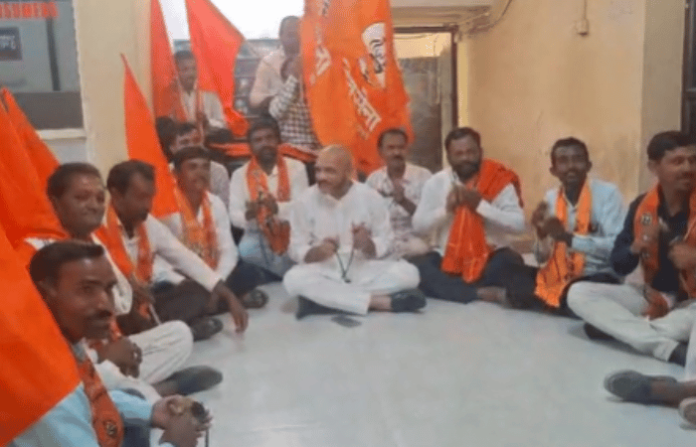shivsena ubt protest at hingoli mahavitaran office for farmers dp demand shivsena ubt protest at hingoli mahavitaran office for farmers dp demand