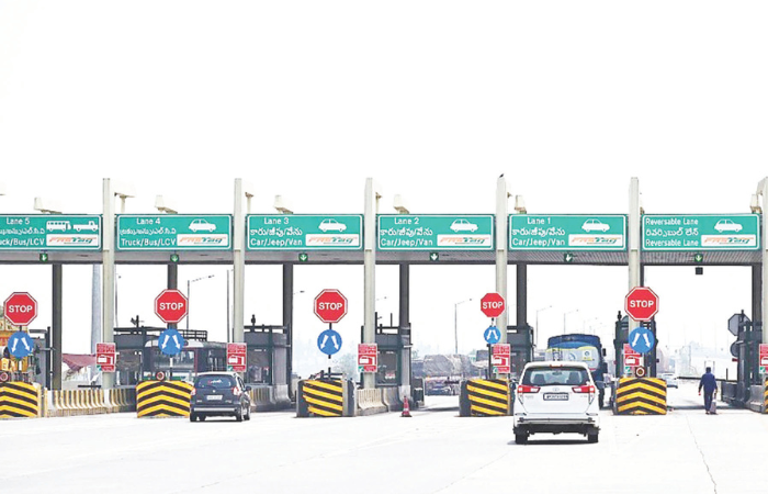 आजपासून टोल प्लाझा कॅशलेस; वाहनचालकांना फक्त फास्टॅग, यूपीआयद्वारे टोल  टॅक्स भरता येणार, टोल 5 टक्क्यांनी महागला | Saamana (सामना)