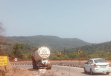 Ratnagiri News – मुंबई-गोवा महामार्गावर पाच दिवसांपासून बंद ट्रकचा अडथळा; अपघाताची टांगती तलवार, पोलिसांचे दुर्लक्ष