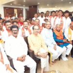 बुलढाण्यातील भाजप, काँग्रेस, शिंदे गटाचे शेकडो कार्यकर्ते शिवसेनेत, उद्धव ठाकरे यांनी शिवबंधन बांधून पक्षात केले स्वागत