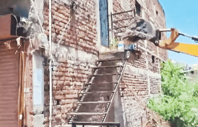 amravati-sexual-exploitation-case-accused-ayaz-house-demolished-by-bulldozer amravati-sexual-exploitation-case-accused-ayaz-house-demolished-by-bulldozer