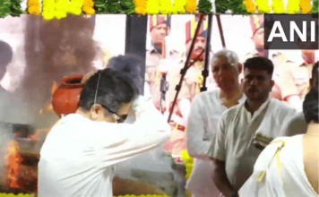 Asha Bhosle Funeral – स्वरसम्राज्ञी आशा भोसले अनंतात विलीन, साश्रू नयनांनी अखेरचा निरोप